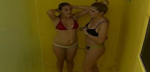  Romina y Mariana bañandose juntas - GRAN HERMANO 2015 ARGENTINA